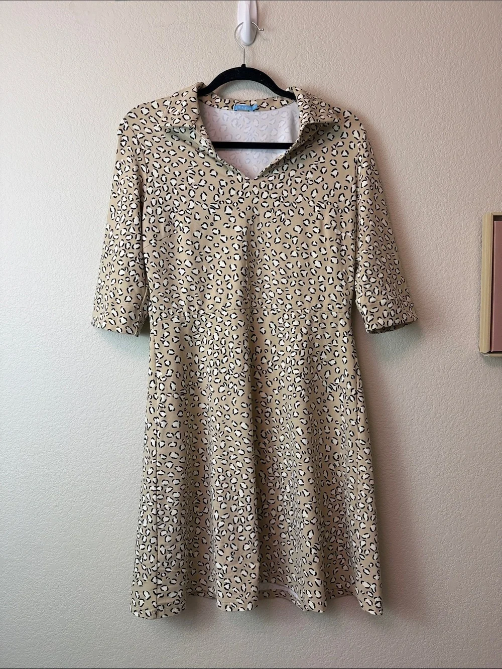 J McLaughlin Beige Leopard Print V-Neck‎ Long Sleeve Dress Size Medium